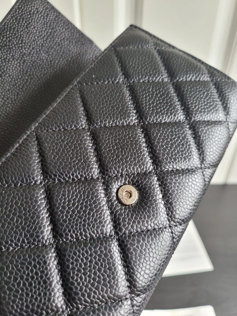 Ch**el wallets 4017-0477