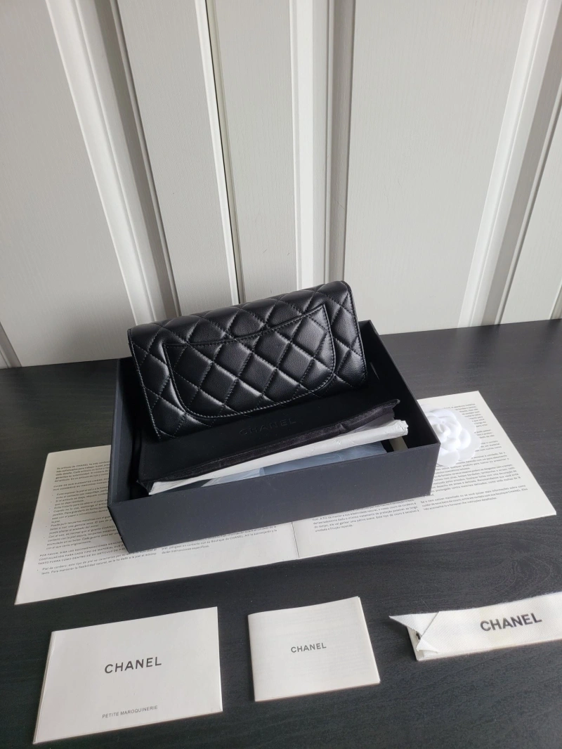 Ch**el wallets 4017-0479