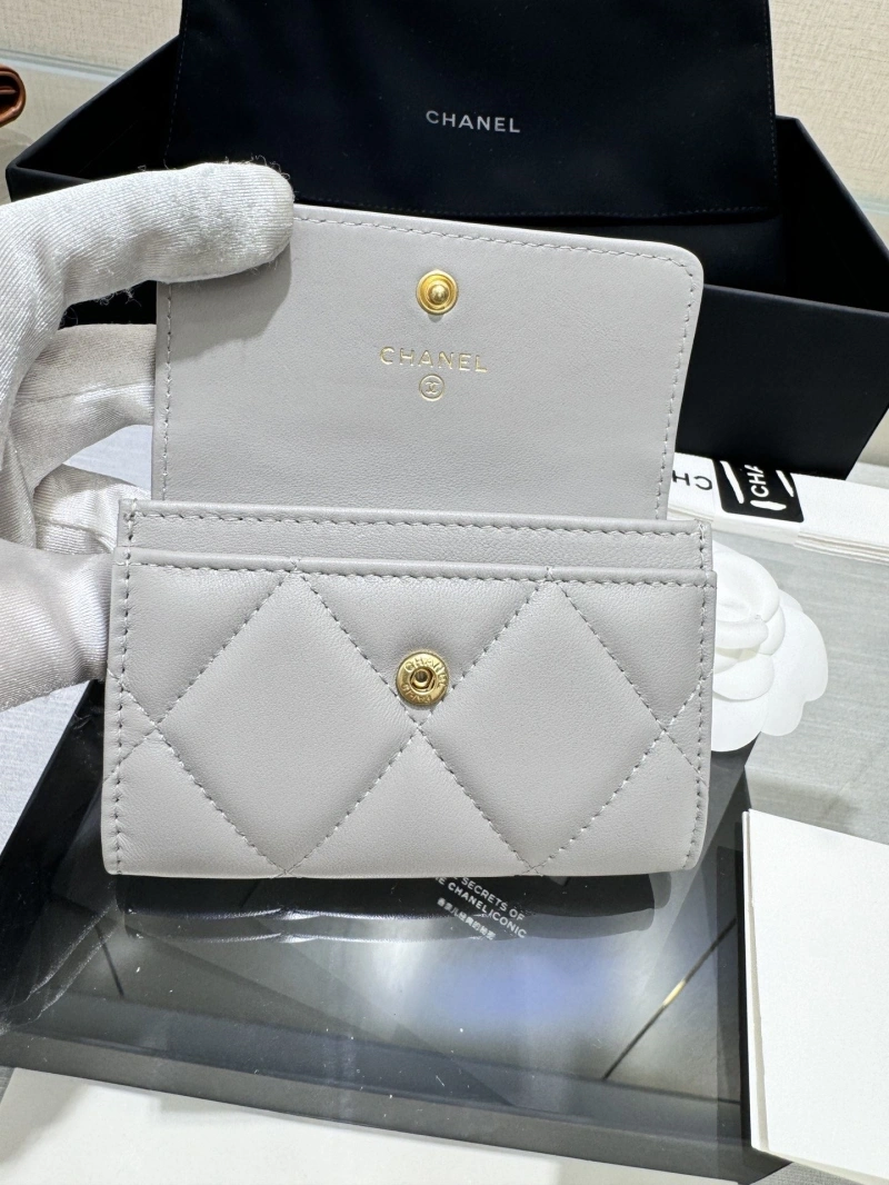 Ch**el wallets 4017-0977