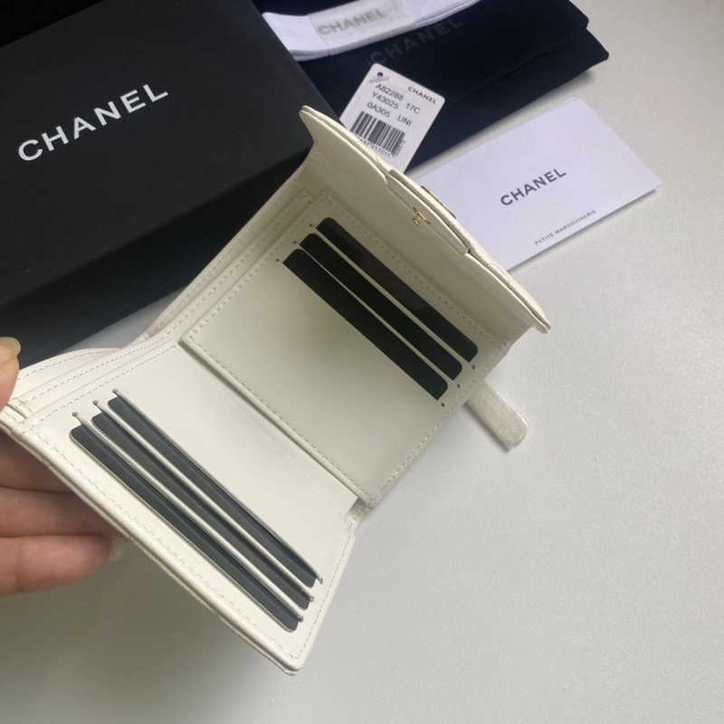 Ch**el wallets 4017b-0157