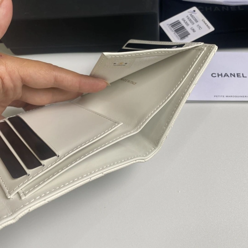 Ch**el wallets 4017b-0157