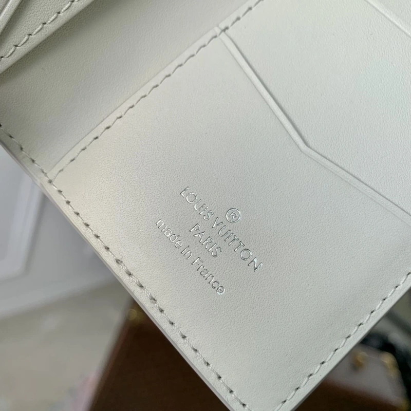 LV Wallets 4048I-0136