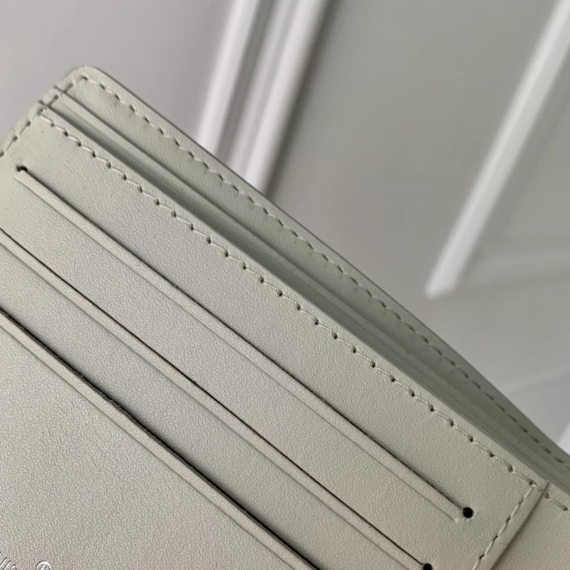 LV Wallets 4048I-0137