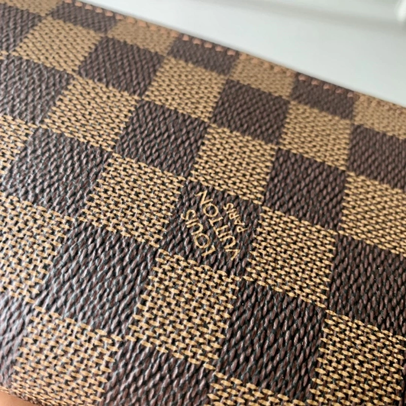 LV Wallets 4048I-0196