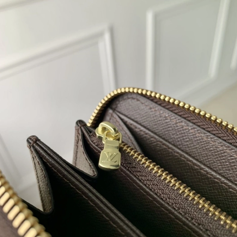 LV Wallets 4048I-0197