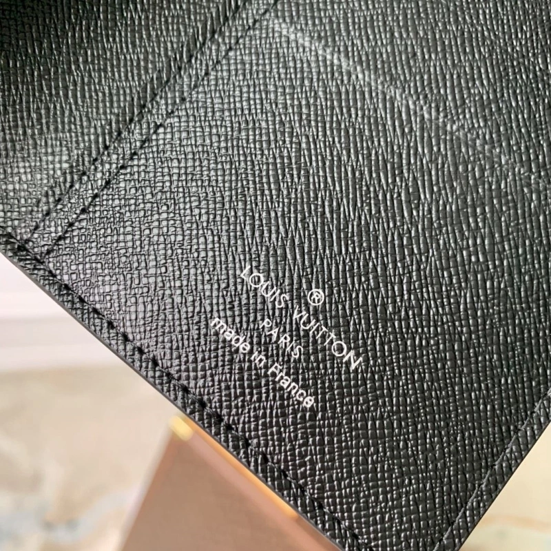LV Wallets 4048I-0208