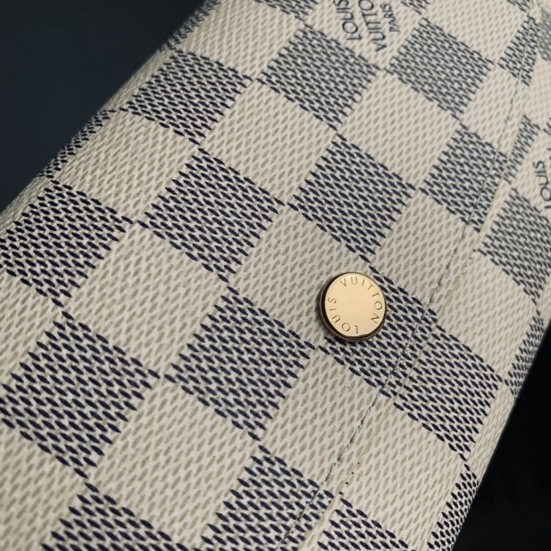LV Wallets 4048I-0301