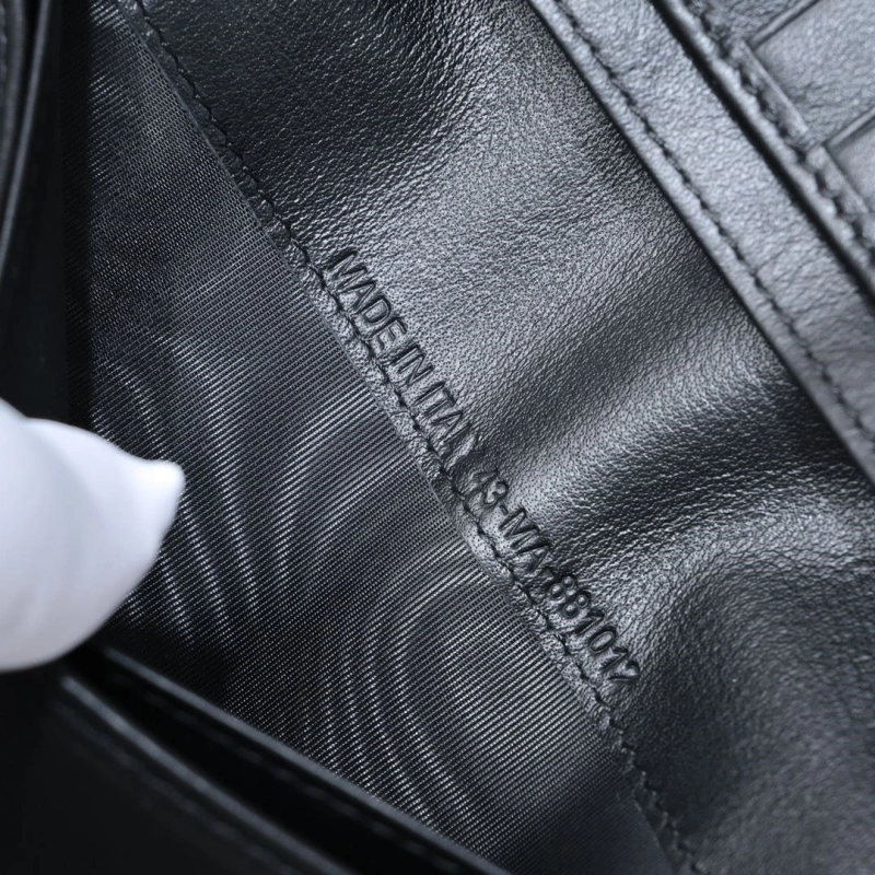 D10r wallet 4081b-2025