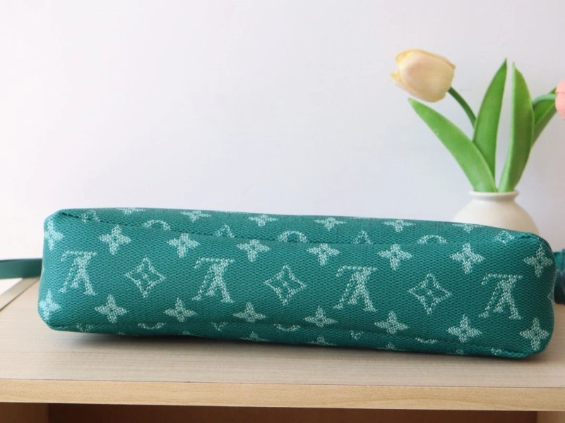 LV Clutch Bags 4178A-0089