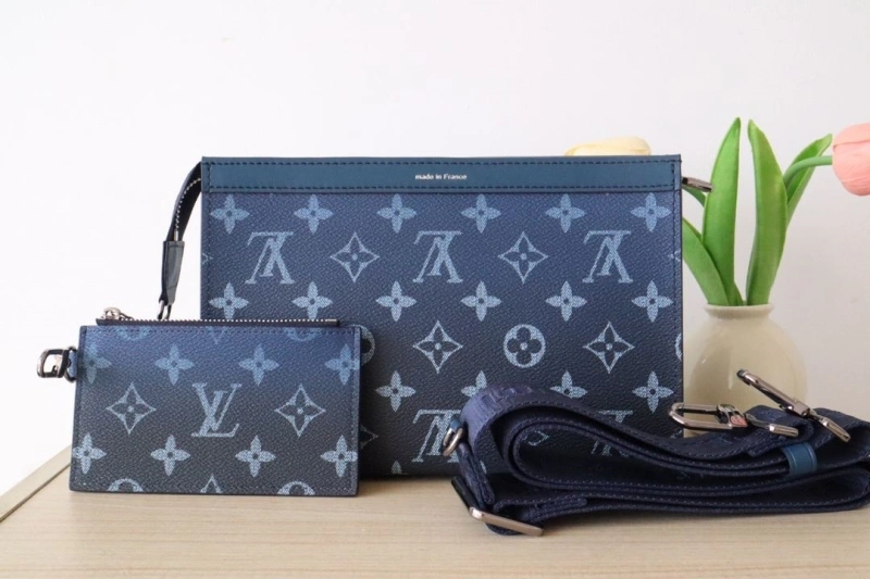 LV Clutch Bags 4178A-0090