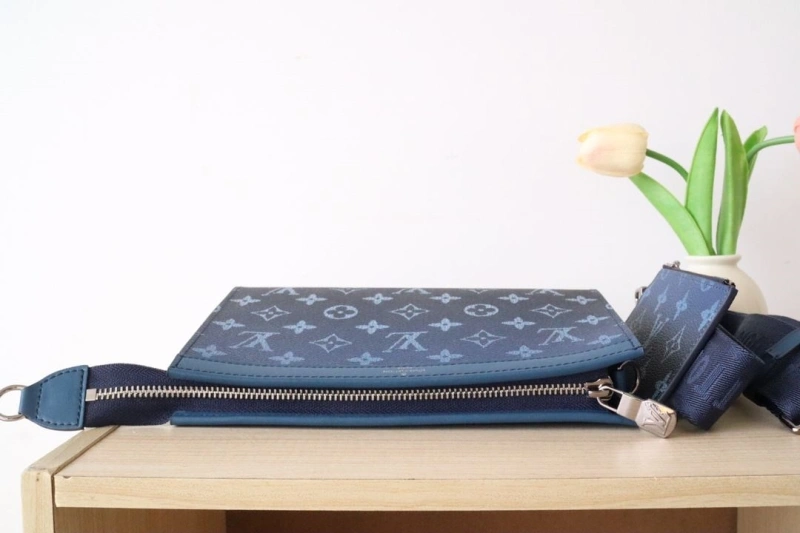 LV Clutch Bags 4178A-0090