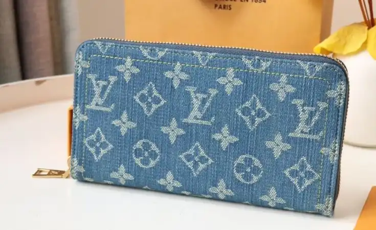 LV Wallets 4178D-0032