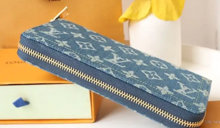 LV Wallets 4178D-0032