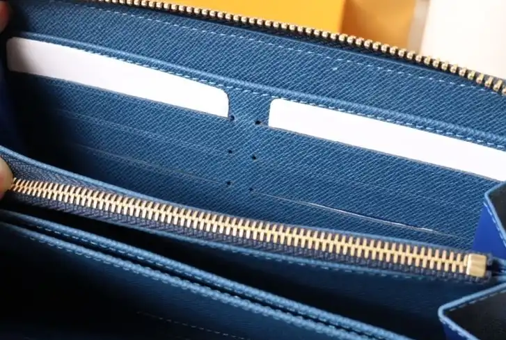 LV Wallets 4178D-0032