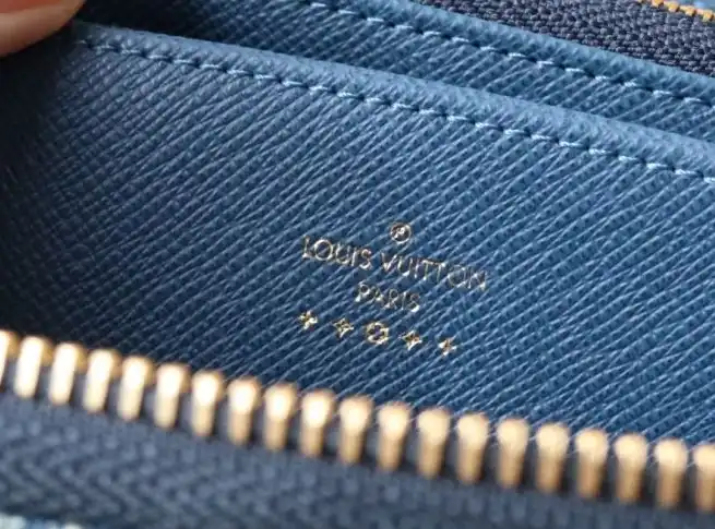 LV Wallets 4178D-0032