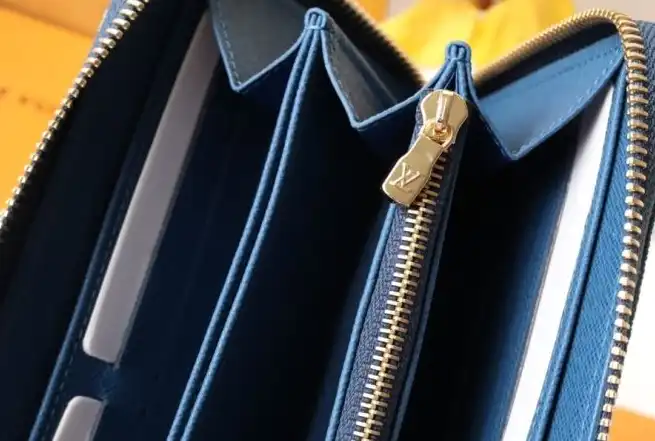 LV Wallets 4178D-0032