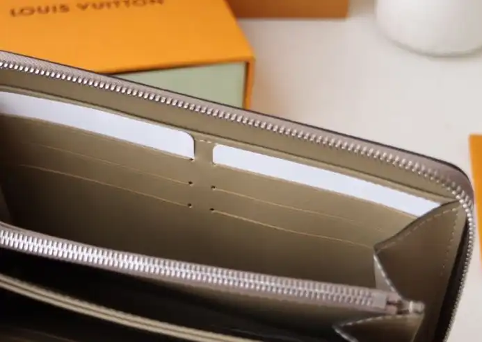 LV Wallets 4178D-0100
