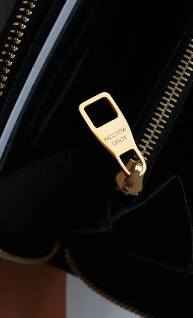 LV Wallets 4178D-0137