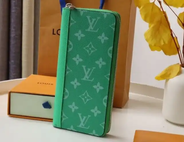 LV Wallets 4178G-0007