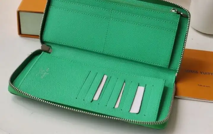 LV Wallets 4178G-0007