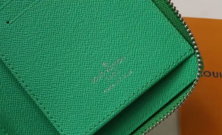 LV Wallets 4178G-0007