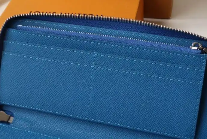 LV Wallets 4178G-0008