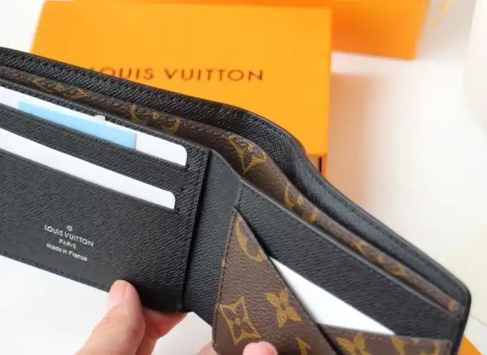LV Wallets 4178G-0018