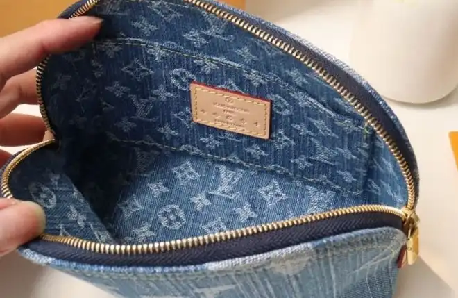 LV Wallets 4178G-0022