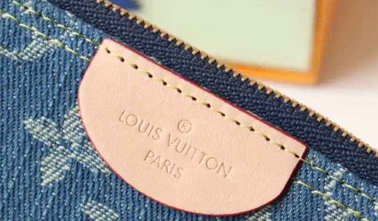 LV Wallets 4178G-0023