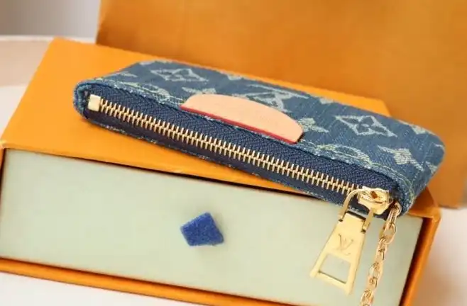LV Wallets 4178G-0023