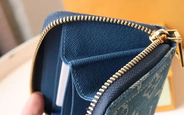 LV Wallets 4178G-0024