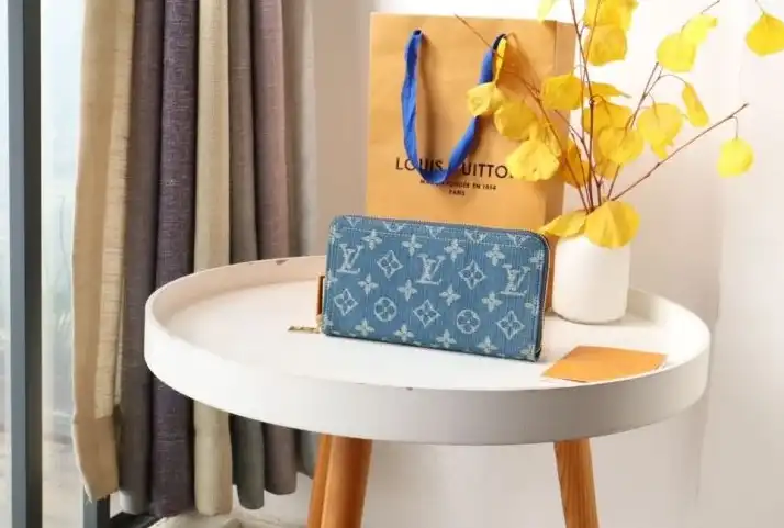 LV Wallets 4178G-0025