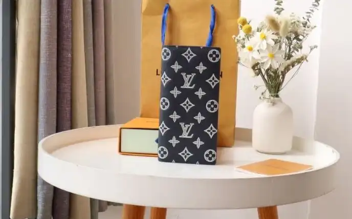 LV Wallets 4178G-0038