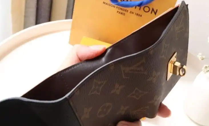 LV Wallets 4178G-0052