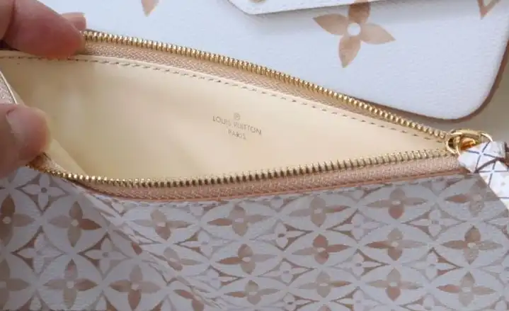 LV Wallets 4178G-0087