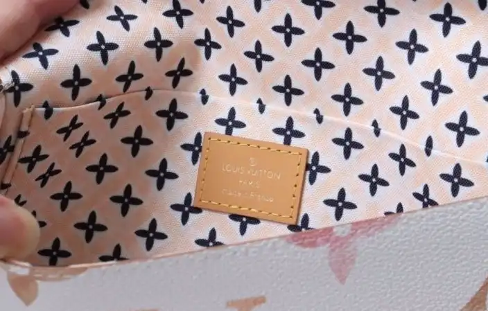 LV Wallets 4178G-0087