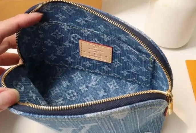 LV Wallets 4178G-0134