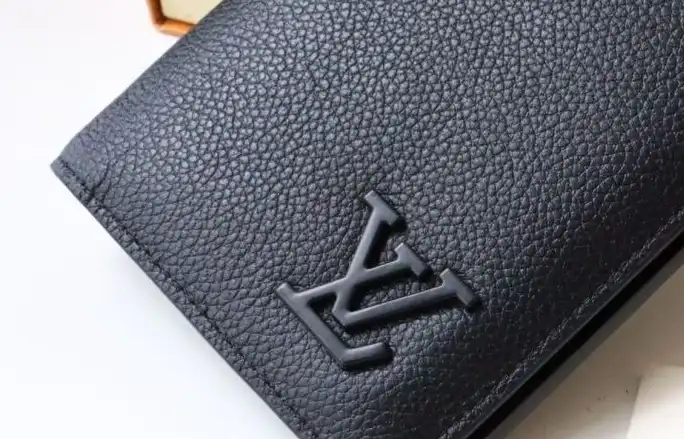 LV Wallets 4178G-0195