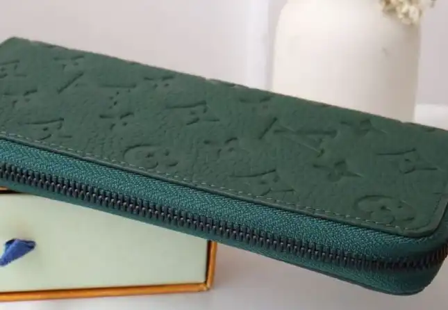 LV Wallets 4178G-0218