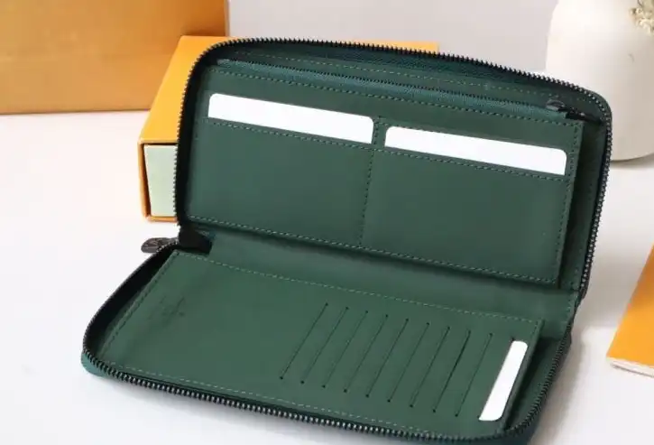 LV Wallets 4178G-0218