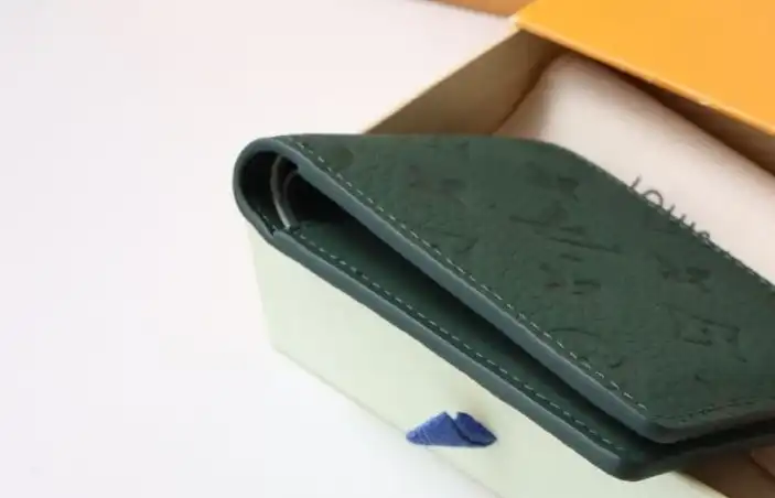 LV Wallets 4178G-0220