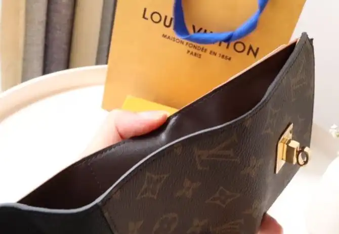 LV Wallets 4178G-0228