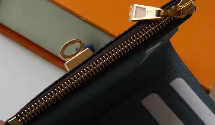LV Wallets 4178G-0229