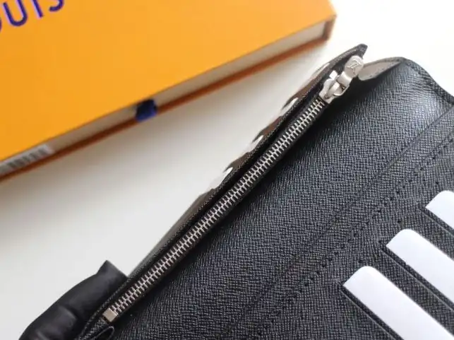 LV Wallets 4178G-0235