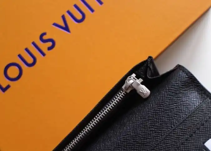 LV Wallets 4178G-0235