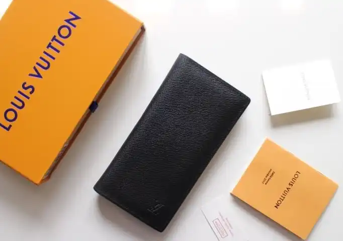LV Wallets 4178G-0236