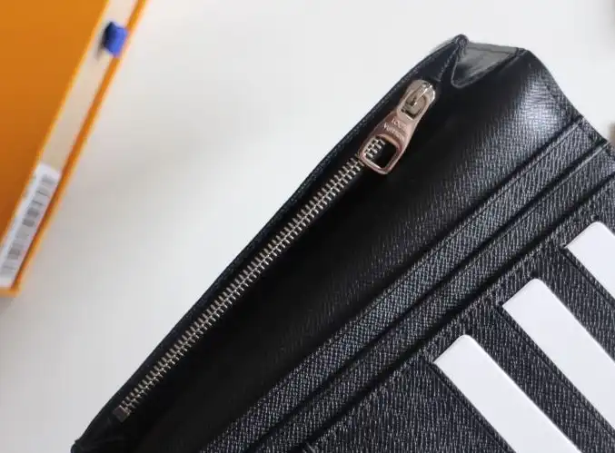 LV Wallets 4178G-0236