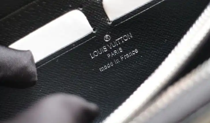 LV Wallets 4178G-0237