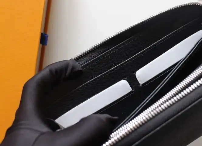 LV Wallets 4178G-0238