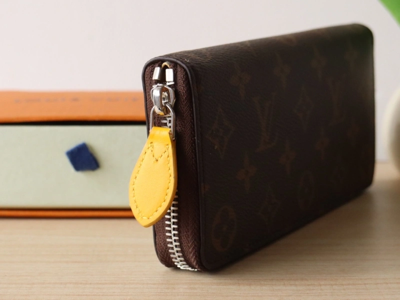 LV Wallets 4192A-0072